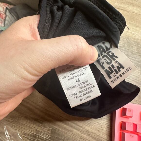 California Sunshine Women’s Medium Embroidered Unpadded Swim Top - Picture 4 of 4